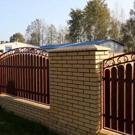 Abdeckung von Mauer und großen Pfeilern mit Formteilen, Farbe gelb