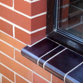 Fenstersohlbank in schwarzbraun glasiert